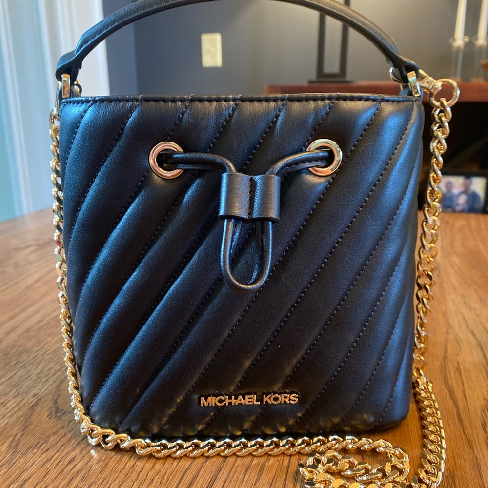 💕Michael Kors Suri bucket bag, quilted, black& gold- Size is listed in comment